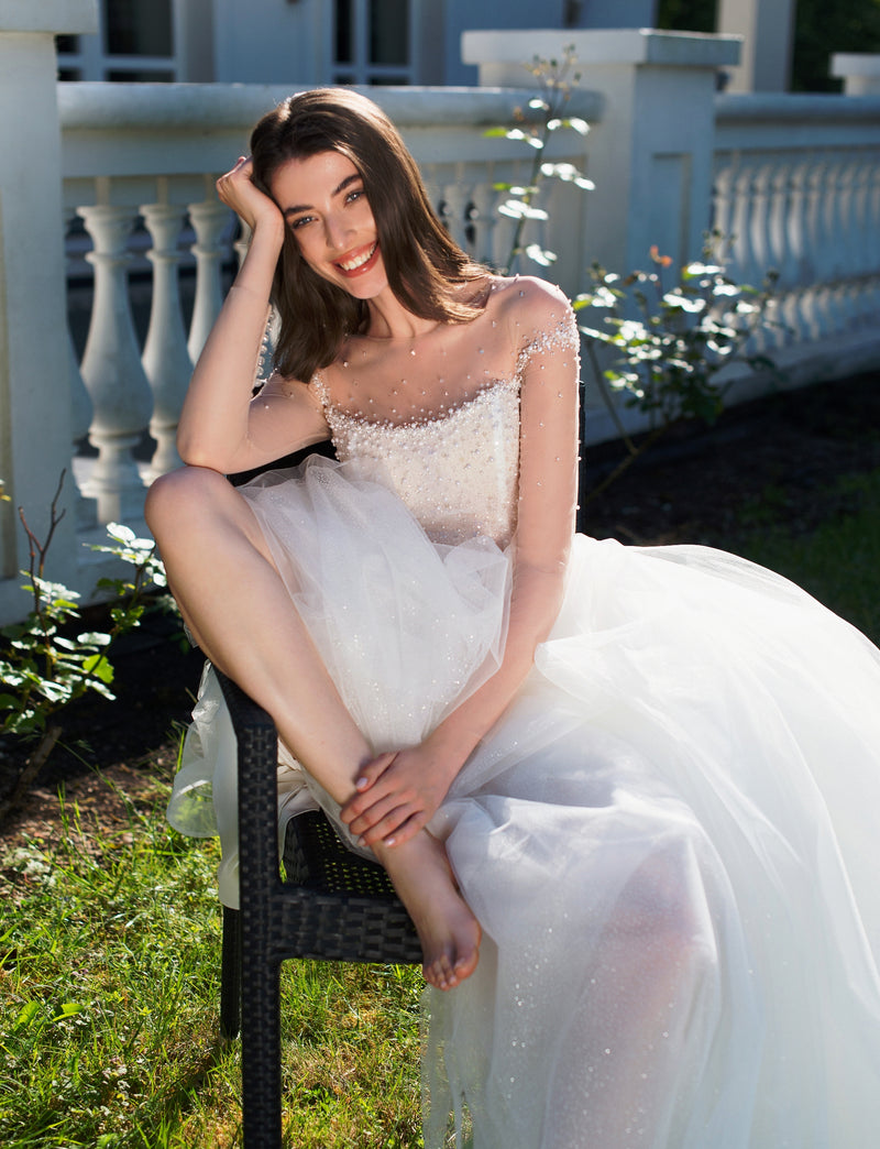 Vestido de novia de princesa romántico con escote transparente y hombros descubiertos