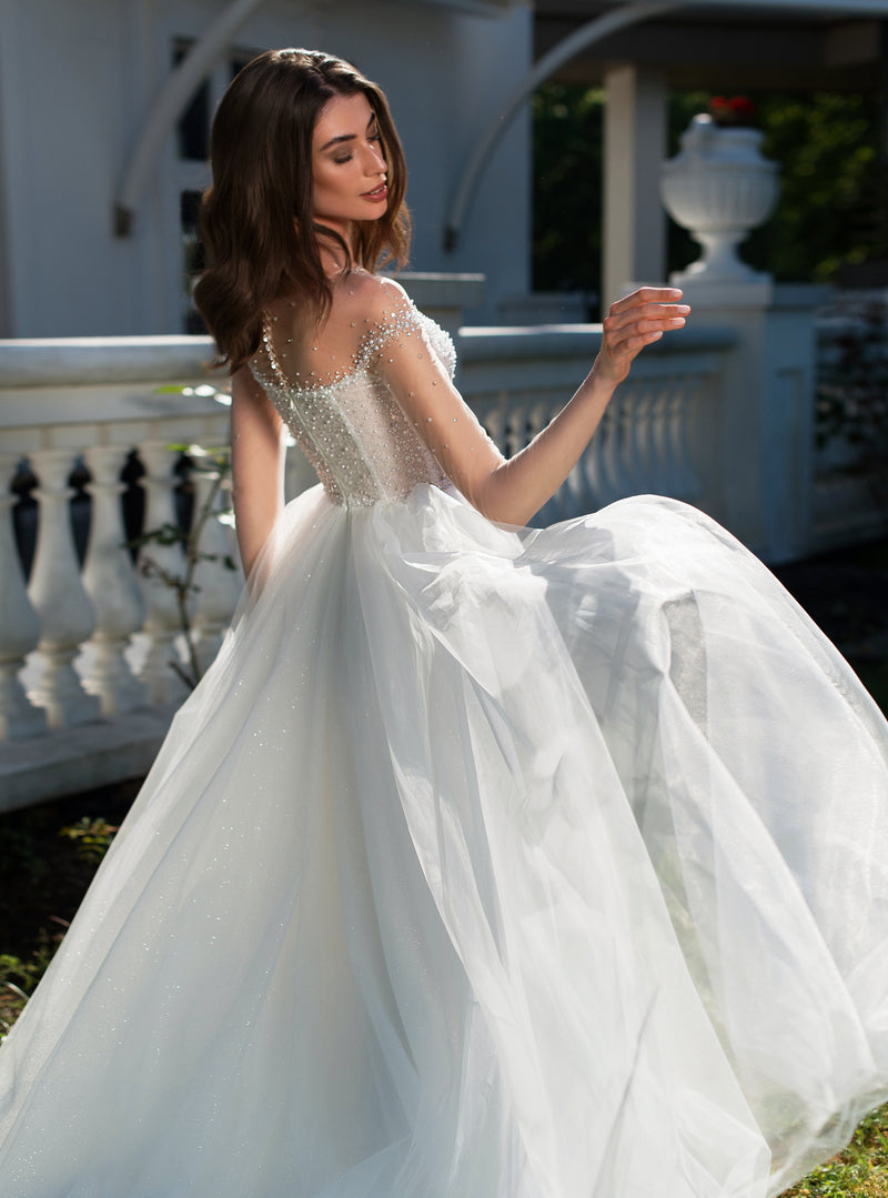 Vestido de novia de princesa romántico con escote transparente y hombros descubiertos