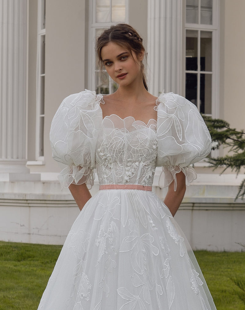 Robe de mariée trapèze à manches bouffantes