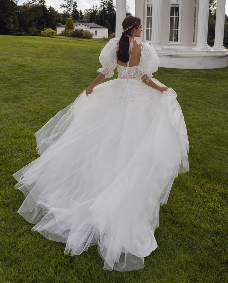 Robe de mariée trapèze à manches bouffantes