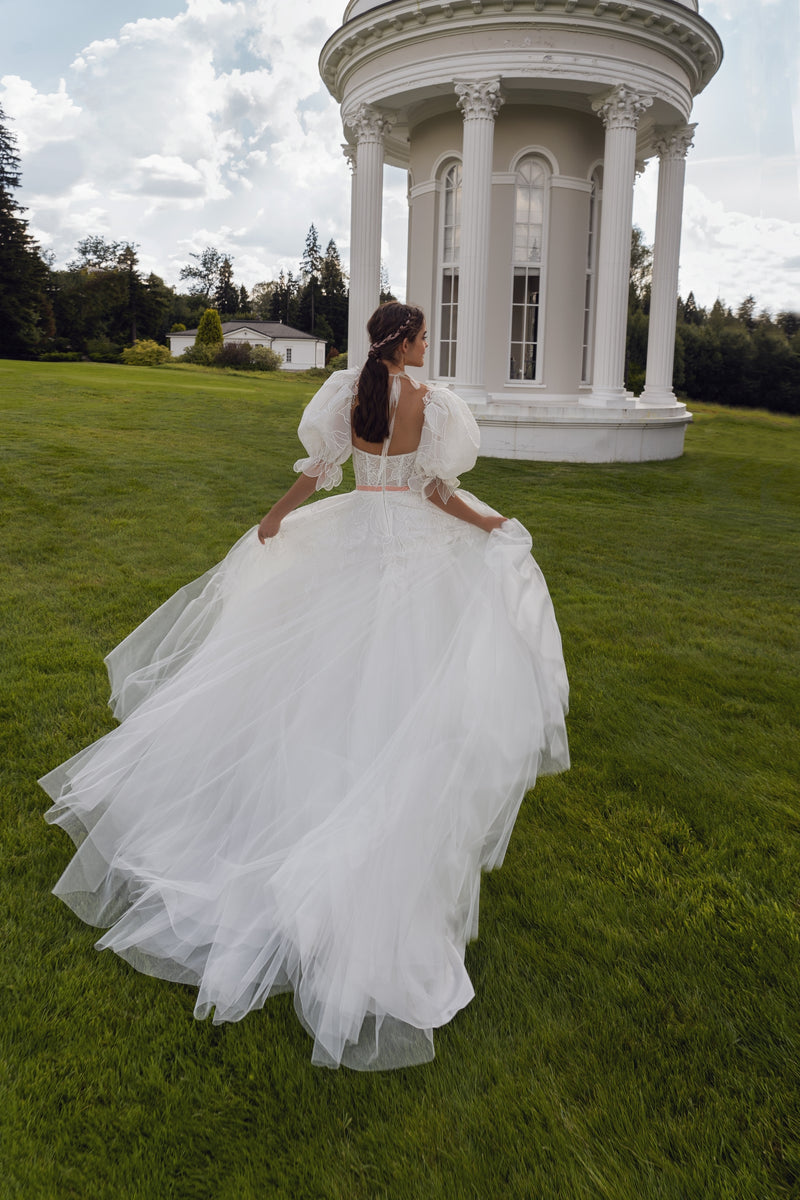 Robe de mariée trapèze à manches bouffantes