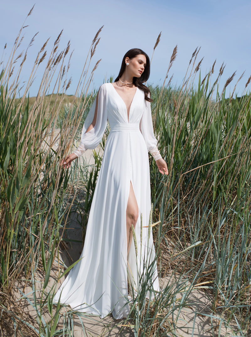 Robe de mariée à manches longues avec fente sur le devant et détails au dos