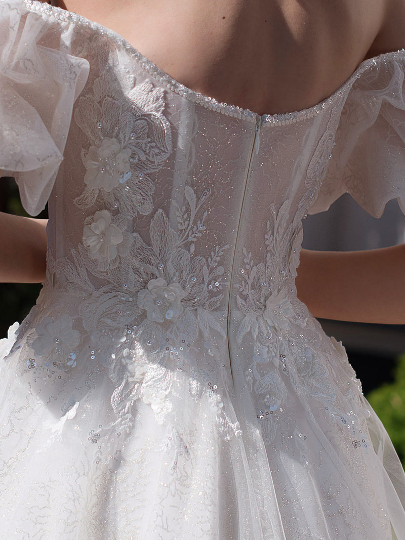 Vestido de novia evasé con hombros descubiertos y adornos