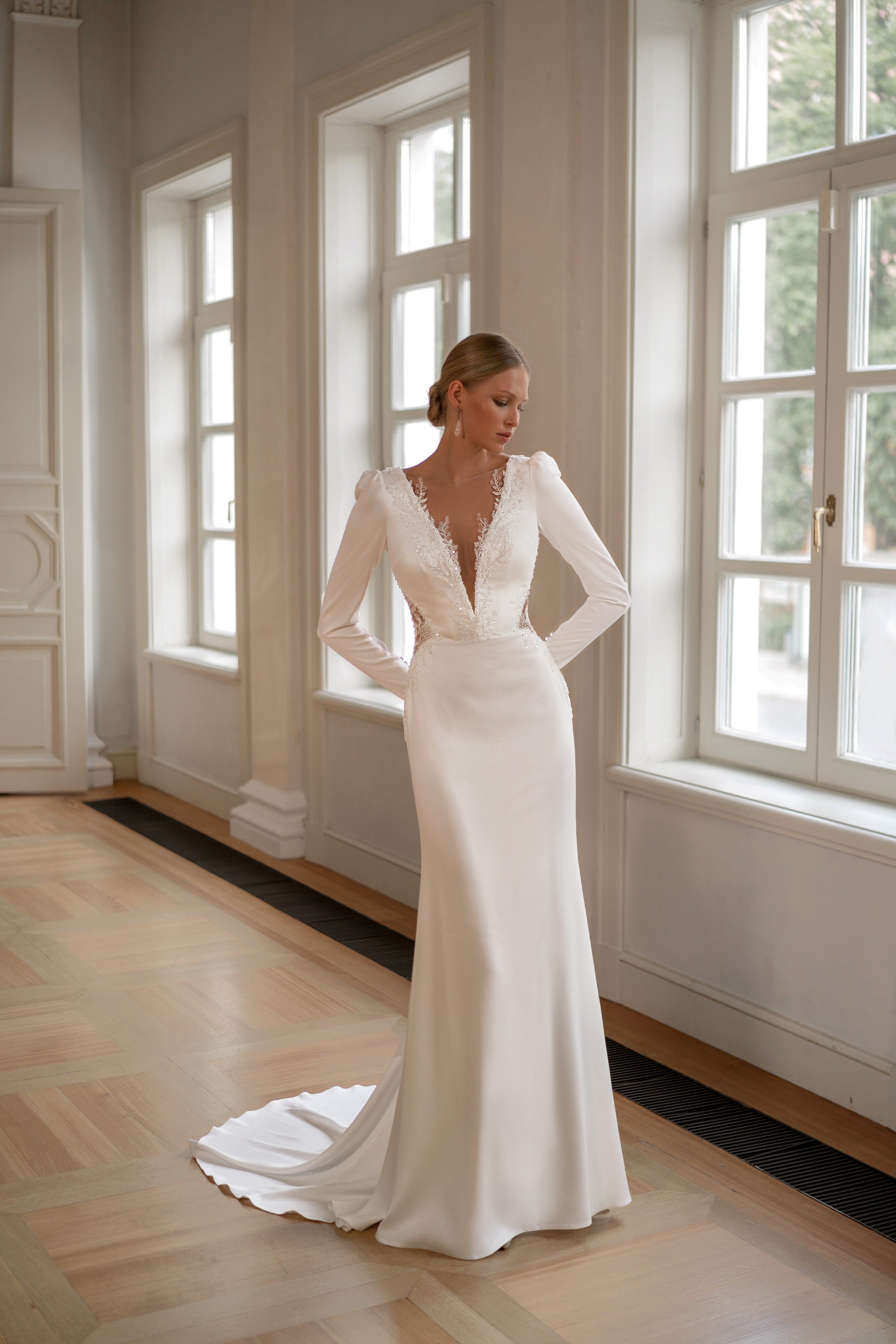 V-Neck Long Sleeve Sheath Wedding Dress with a Midi Train EU38 V-Neck Long Sleeve Sheath Wedding Dress with a Midi Train EU38