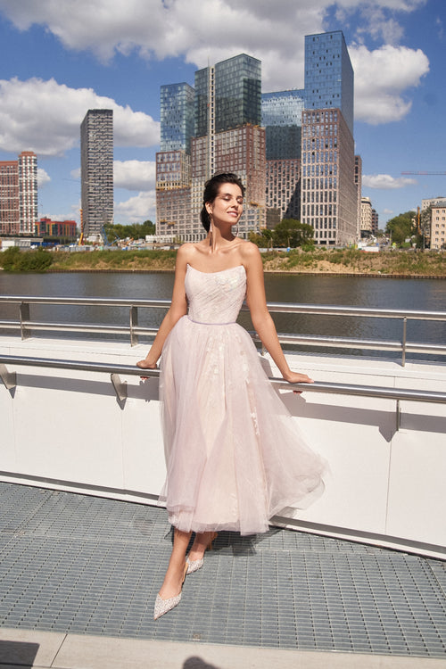 Vestido midi de tul con estampado floral sin tirantes 