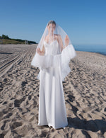 2 en 1: vestido de novia con tirantes finos y capa extraíble