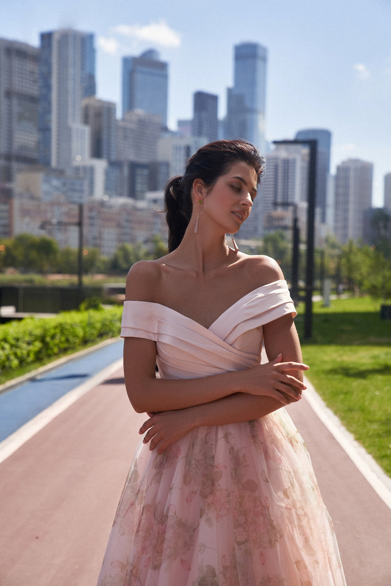 Vestido midi de tul con estampado floral y hombros descubiertos 