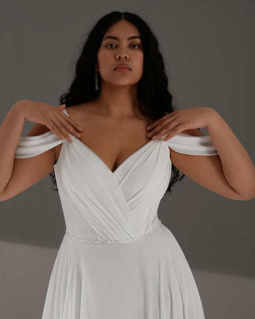 Robe de mariée minimaliste en A avec épaules dénudées et dos corset