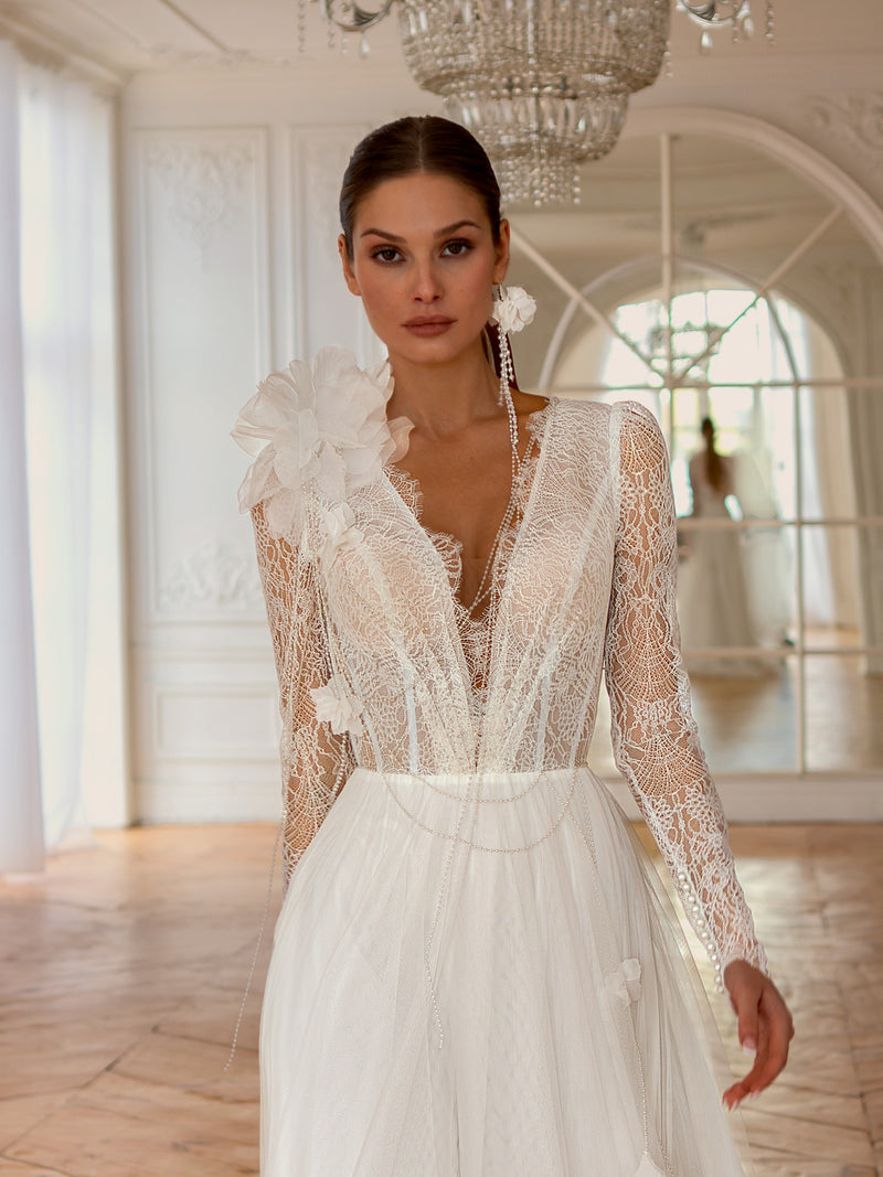 Long Sleeve Lace and Stretch Tulle Wedding Dress with Deep V Neck | Flowing A-Line Silhouette EU34 Long Sleeve Lace and Stretch Tulle Wedding Dress with Deep V Neck | Flowing A-Line Silhouette EU34