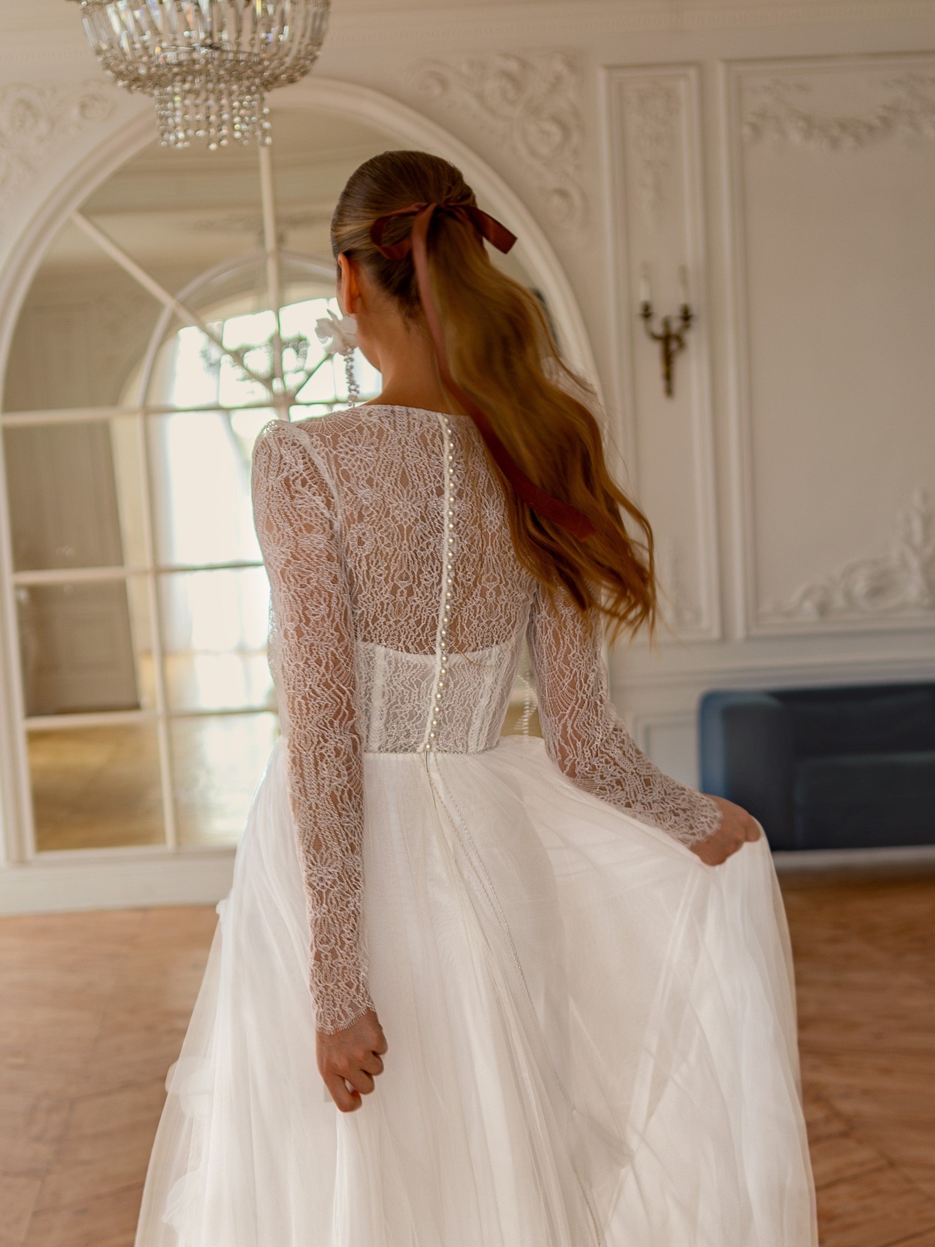 Long Sleeve Lace and Stretch Tulle Wedding Dress with Deep V Neck | Flowing A-Line Silhouette EU34 Long Sleeve Lace and Stretch Tulle Wedding Dress with Deep V Neck | Flowing A-Line Silhouette EU34