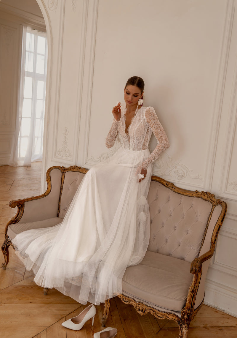 Long Sleeve Lace and Stretch Tulle Wedding Dress with Deep V Neck | Flowing A-Line Silhouette EU34 Long Sleeve Lace and Stretch Tulle Wedding Dress with Deep V Neck | Flowing A-Line Silhouette EU34