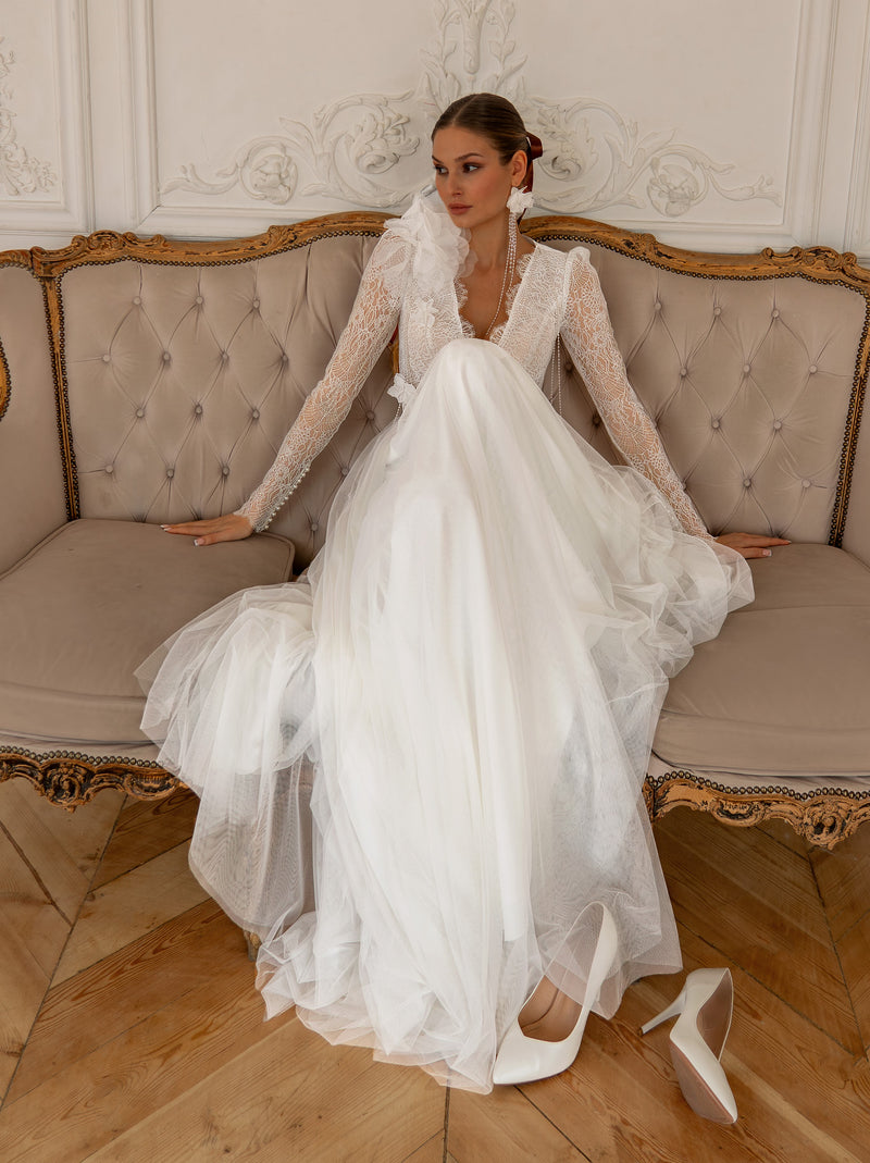 Long Sleeve Lace and Stretch Tulle Wedding Dress with Deep V Neck | Flowing A-Line Silhouette EU34 Long Sleeve Lace and Stretch Tulle Wedding Dress with Deep V Neck | Flowing A-Line Silhouette EU34