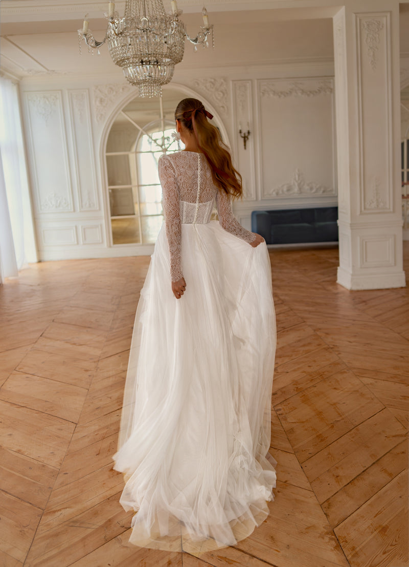 Long Sleeve Lace and Stretch Tulle Wedding Dress with Deep V Neck | Flowing A-Line Silhouette EU34 Long Sleeve Lace and Stretch Tulle Wedding Dress with Deep V Neck | Flowing A-Line Silhouette EU34