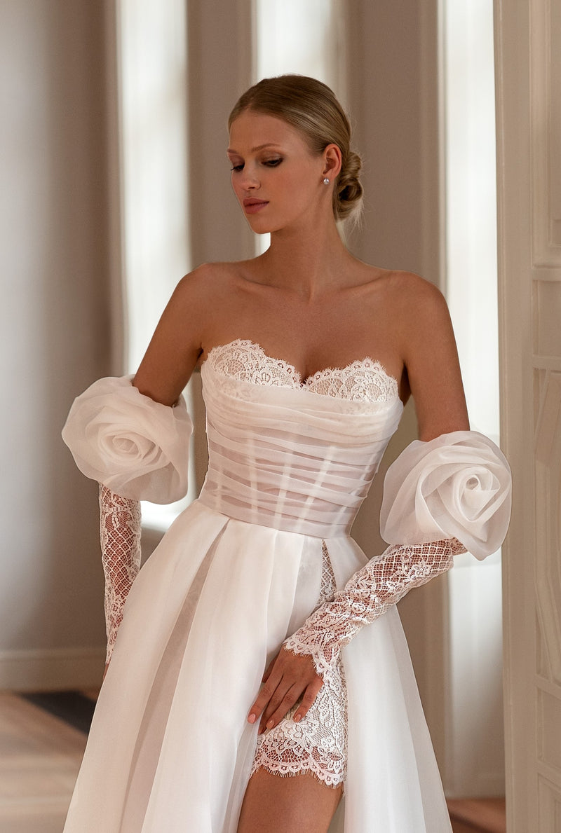 Sweetheart A-Line Wedding Dress with Daring Slit and Removable Rose Sleeves EU42 Sweetheart A-Line Wedding Dress with Daring Slit and Removable Rose Sleeves EU42