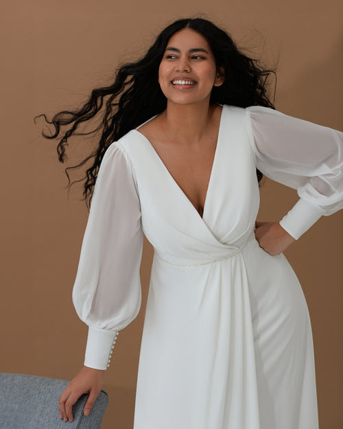 Robe de mariée trapèze à manches longues et cache-cœur minimaliste 