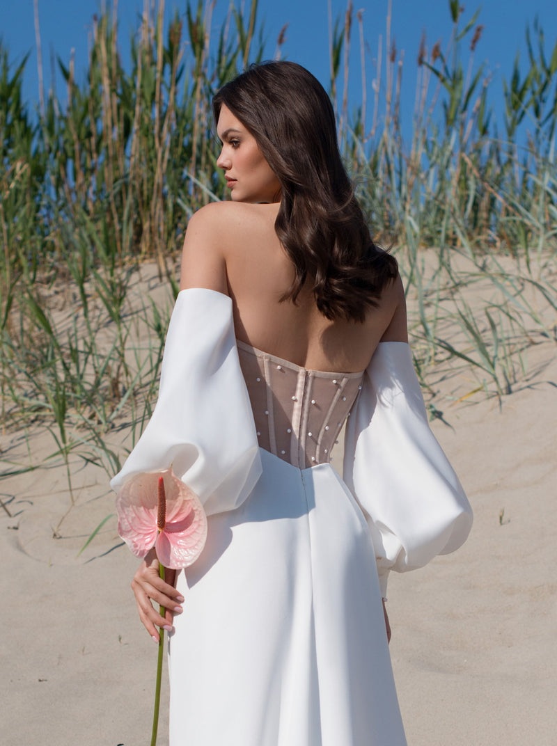 Vestido de novia minimalista sin tirantes con mangas extraíbles