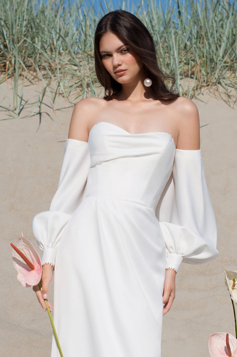 Vestido de novia minimalista sin tirantes con mangas extraíbles