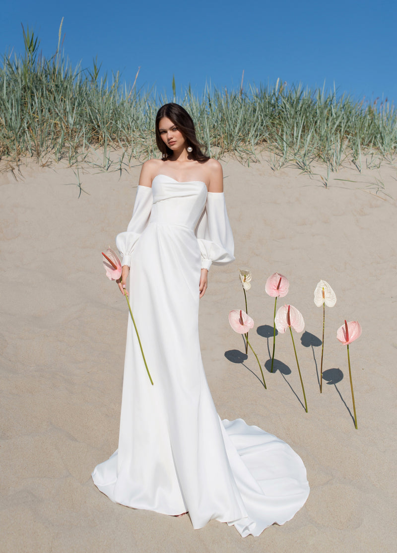 Vestido de novia minimalista sin tirantes con mangas extraíbles