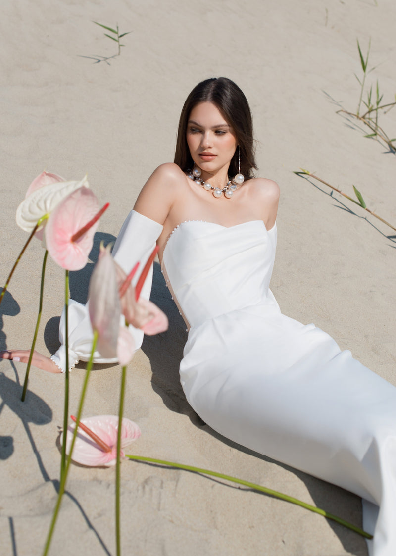 Vestido de novia minimalista sin tirantes con mangas extraíbles