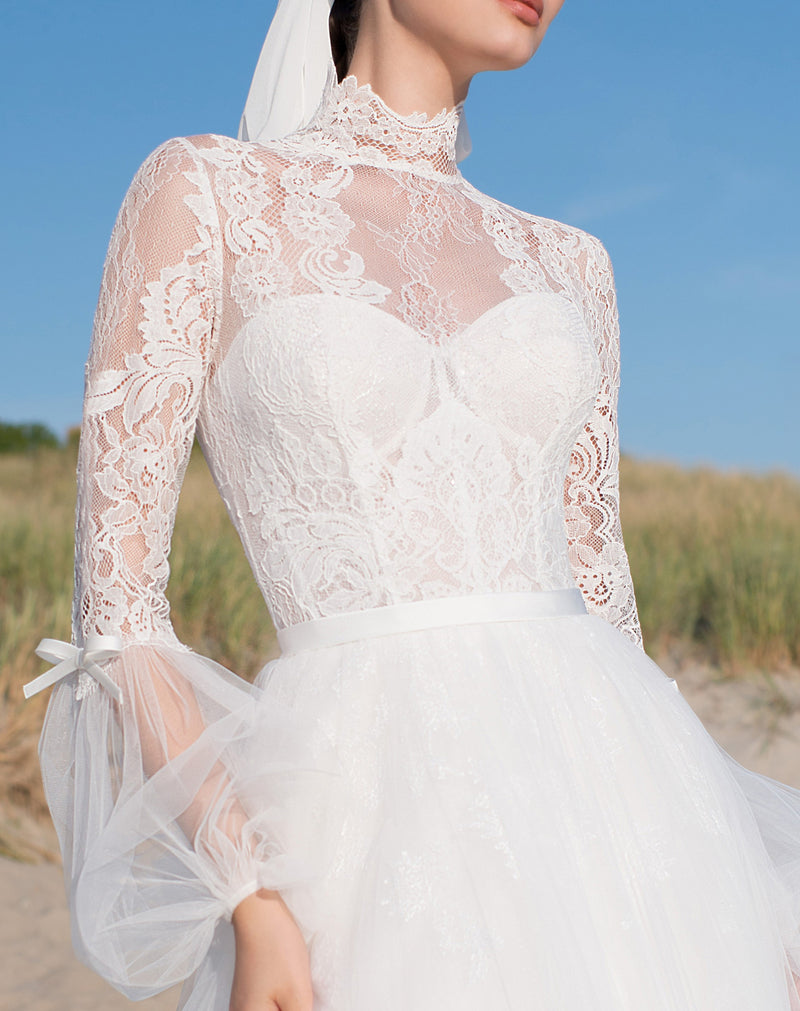 Elegante vestido de novia de corte A, manga larga y cuello alto