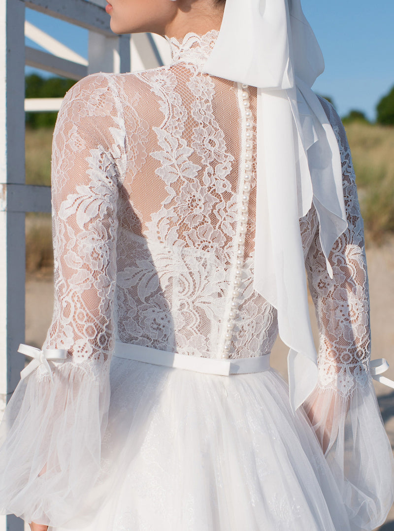 Elegante vestido de novia de corte A, manga larga y cuello alto