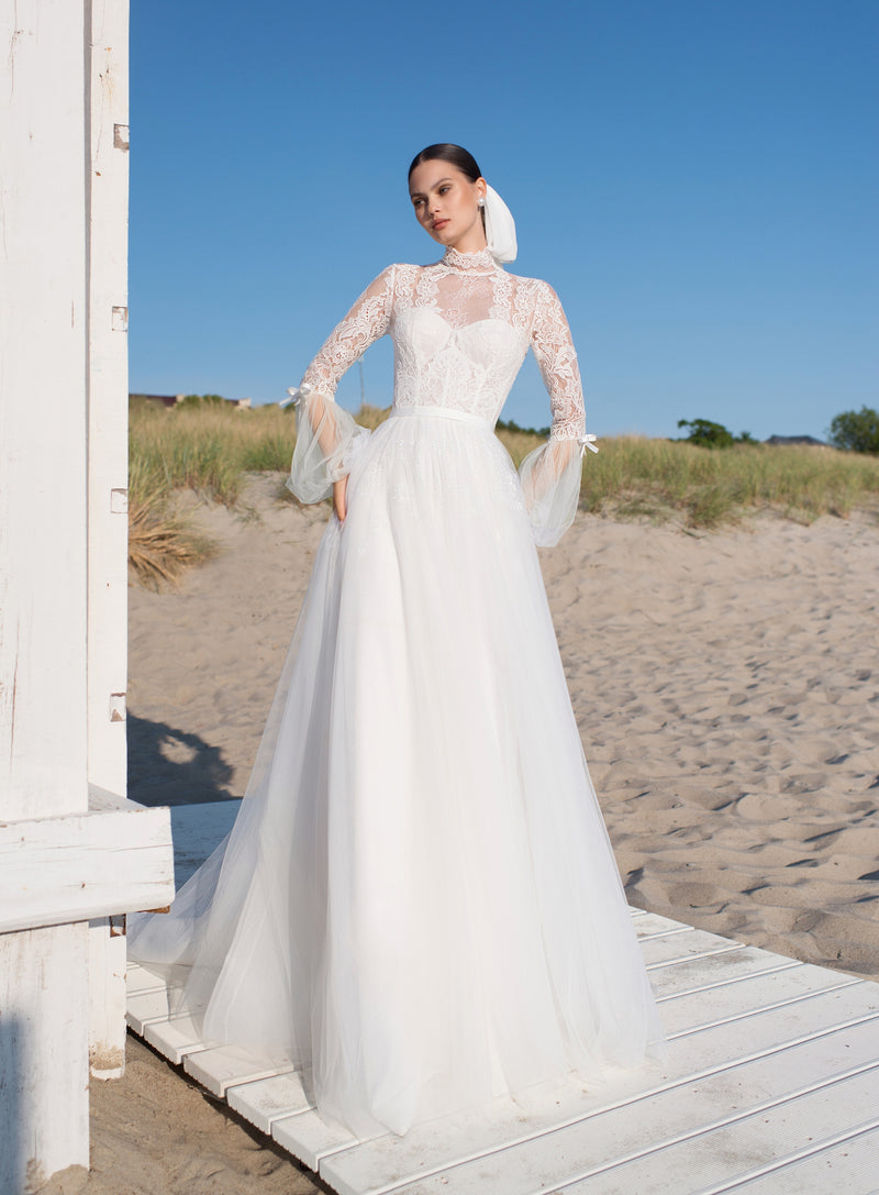 Elegante vestido de novia de corte A, manga larga y cuello alto