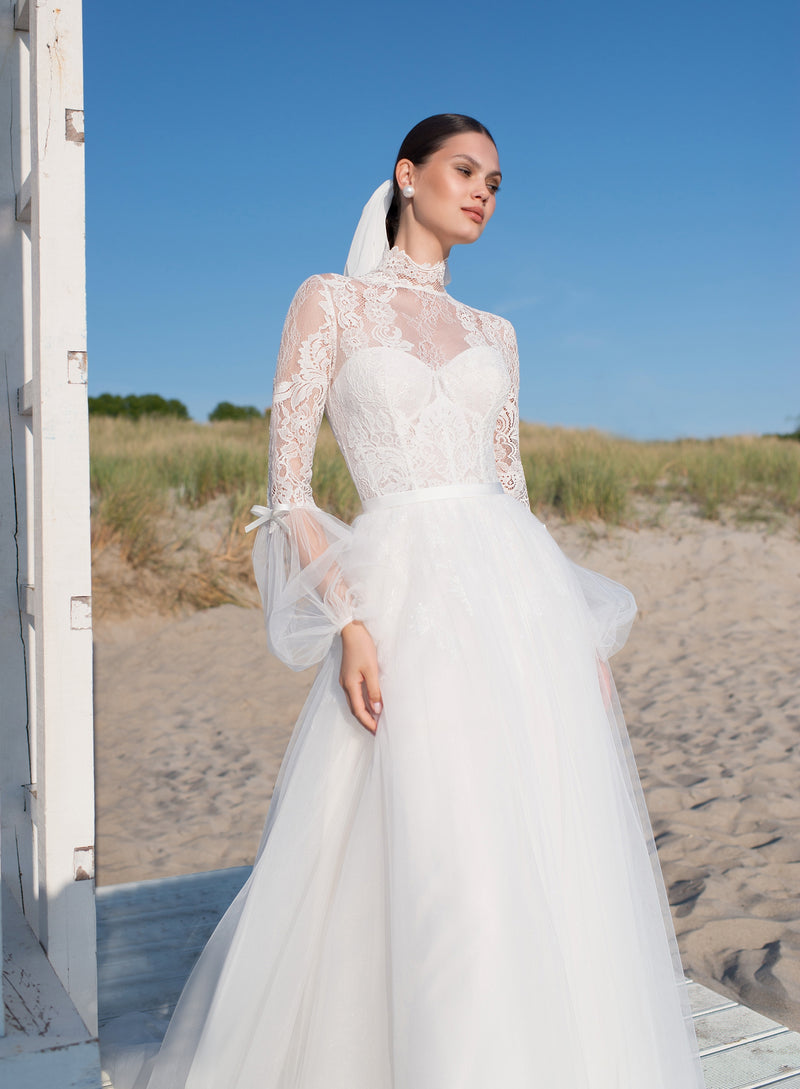 Elegante vestido de novia de corte A, manga larga y cuello alto