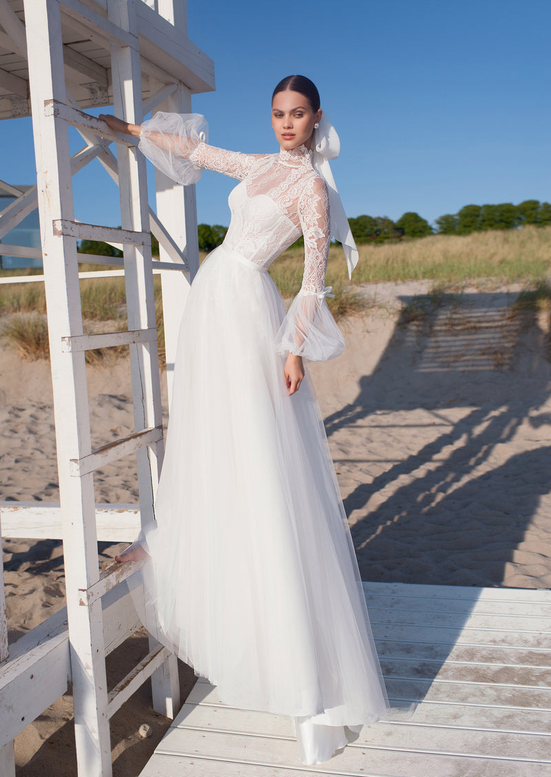 Elegante vestido de novia de corte A, manga larga y cuello alto