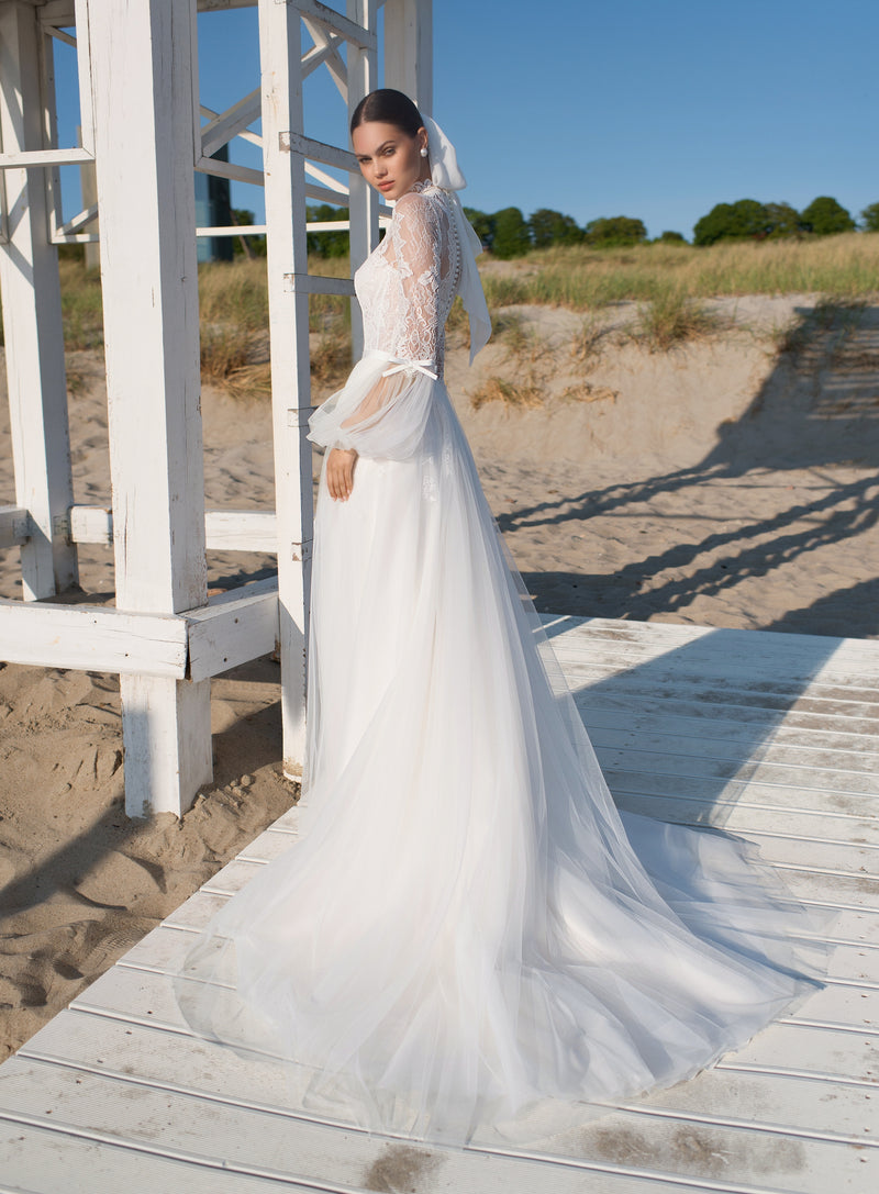 Elegante vestido de novia de corte A, manga larga y cuello alto