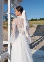 Elegante vestido de novia de corte A, manga larga y cuello alto