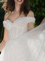 Vestido de novia tubo con hombros descubiertos y perlas