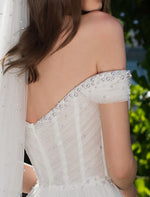 Vestido de novia tubo con hombros descubiertos y perlas