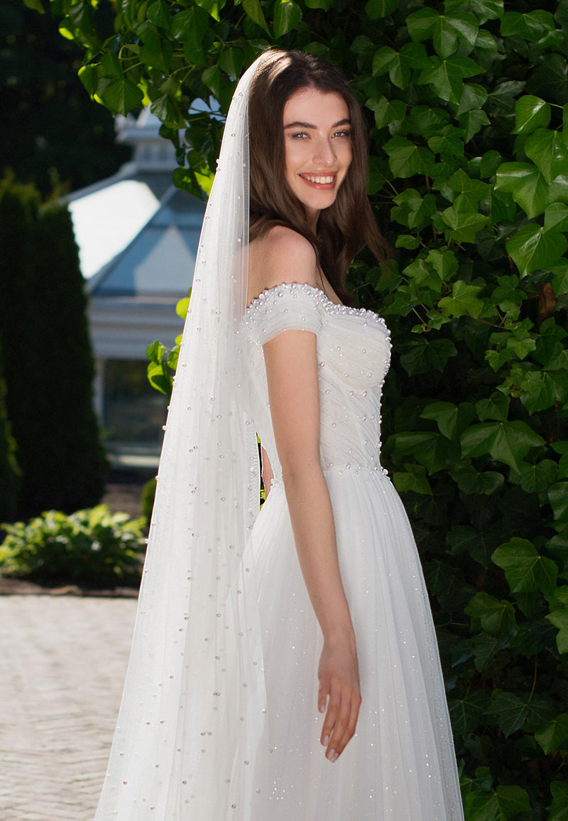 Vestido de novia tubo con hombros descubiertos y perlas