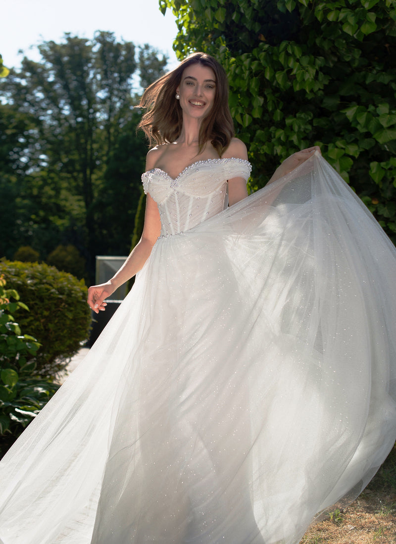 Vestido de novia tubo con hombros descubiertos y perlas