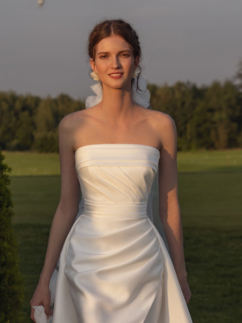 Vestido blanco envolvente minimalista y elegante