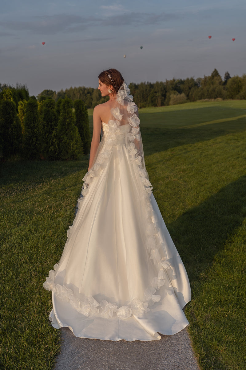 Vestido blanco envolvente minimalista y elegante