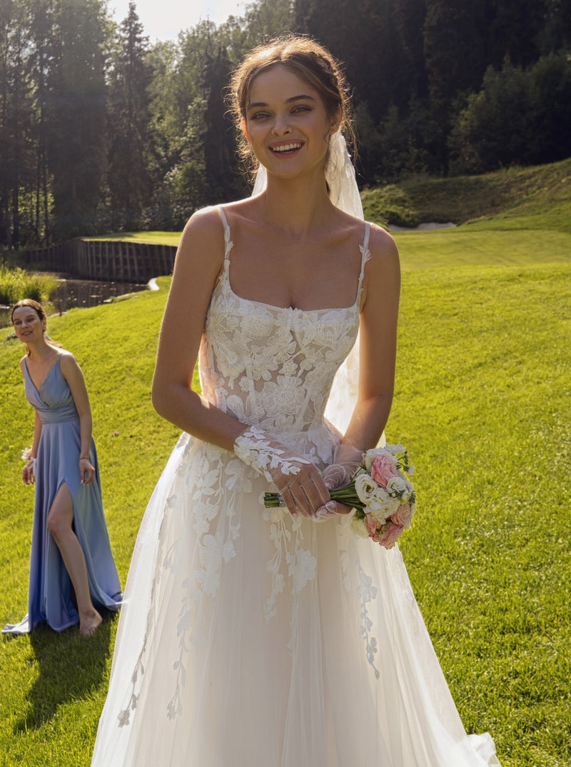 Vestido de novia evasé con tirantes finos