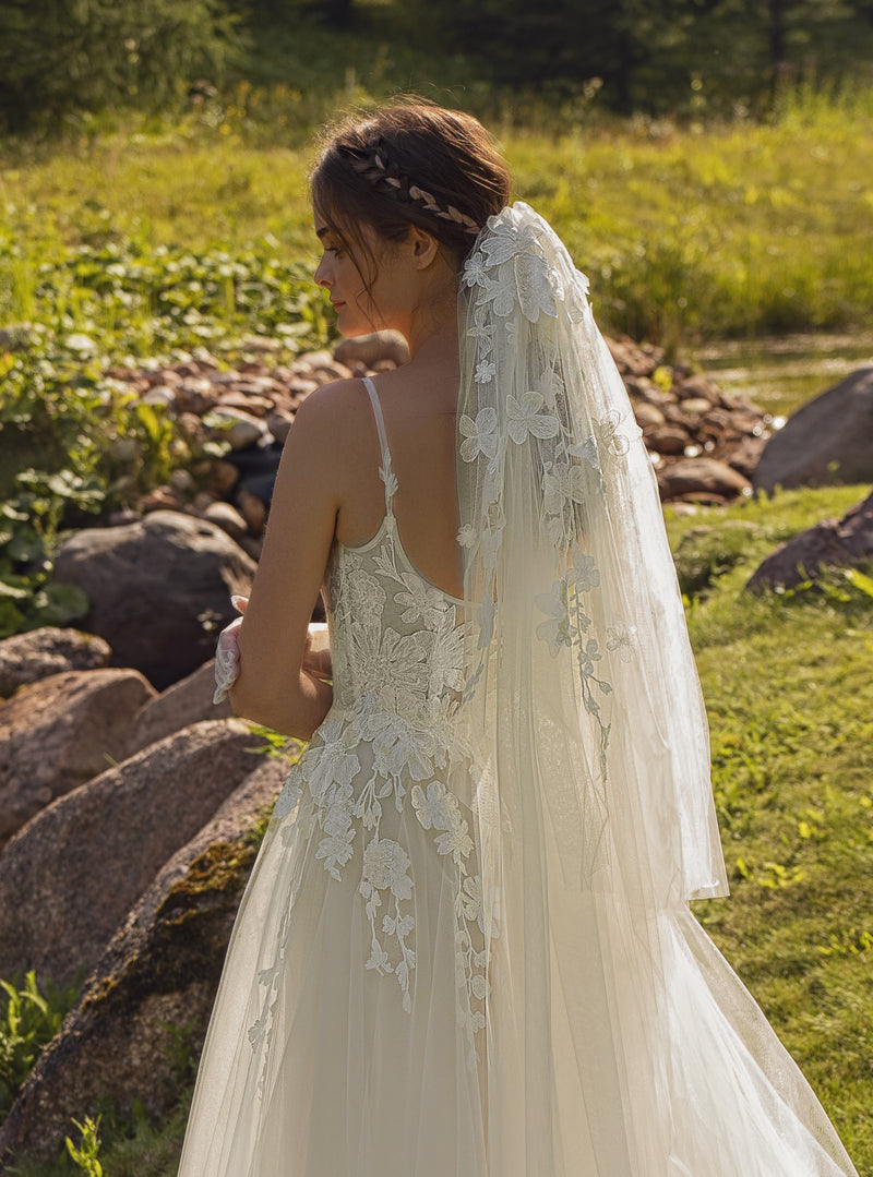 Vestido de novia evasé con tirantes finos