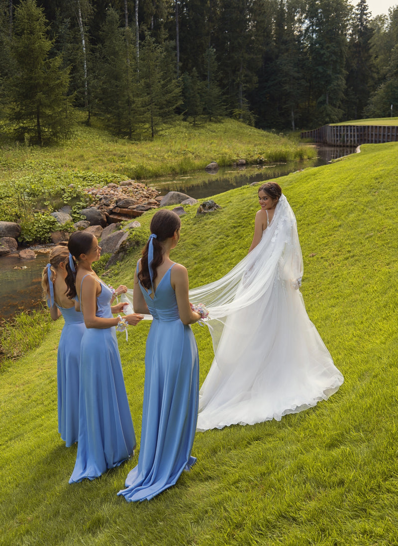 Vestido de novia evasé con tirantes finos