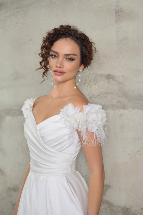 Robe de mariée trapèze à épaules dénudées avec de beaux détails sur les épaules