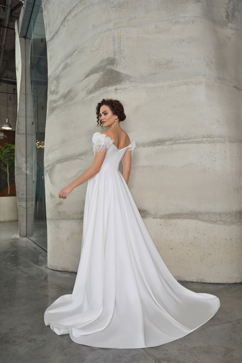 Robe de mariée trapèze à épaules dénudées avec de beaux détails sur les épaules