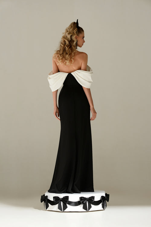 Robe longue noire et blanche à épaules dénudées