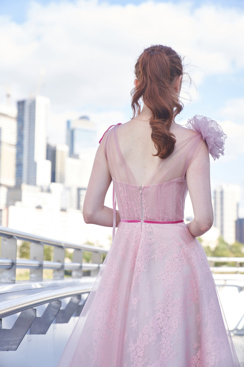 Magnifique robe en tulle poudré avec une fleur 3D sur l'épaule 