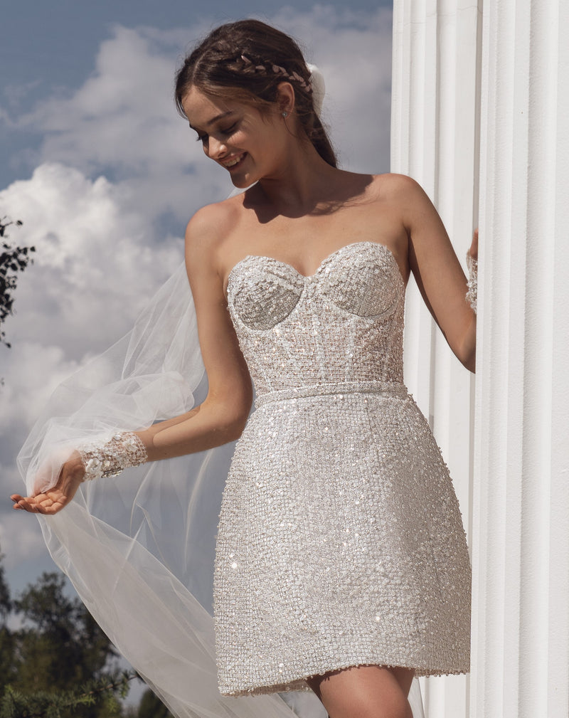 Vestido de novia corto con escote en forma de corazón y purpurina