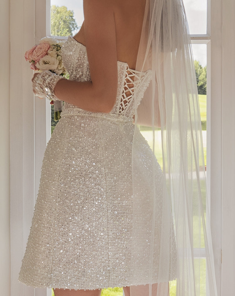 Robe de mariée courte sans bretelles à paillettes et cœur