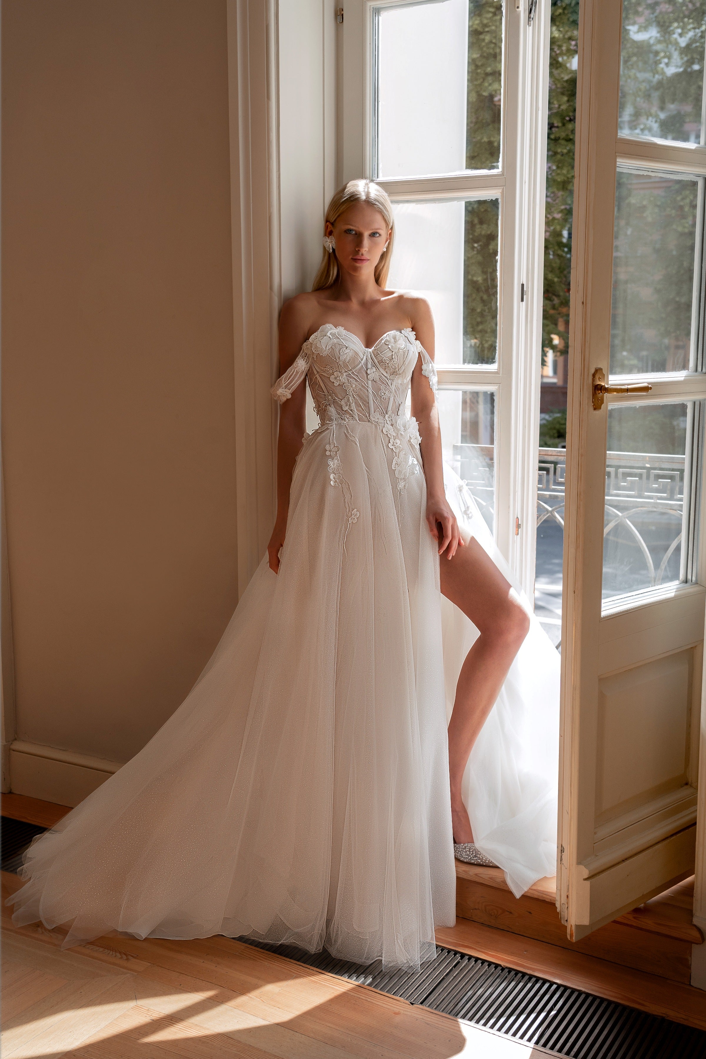 A-Line Wedding Gown in Lightweight Tulle with 3D Flowers EU32 A-Line Wedding Gown in Lightweight Tulle with 3D Flowers EU32