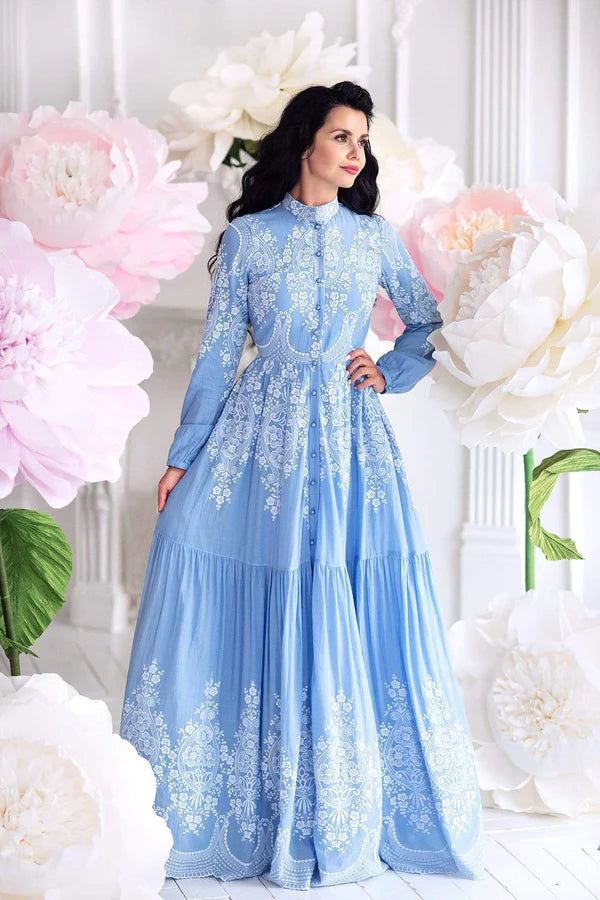 Vestido modesto azul de manga larga con cuello alto y estampado floral bordado 