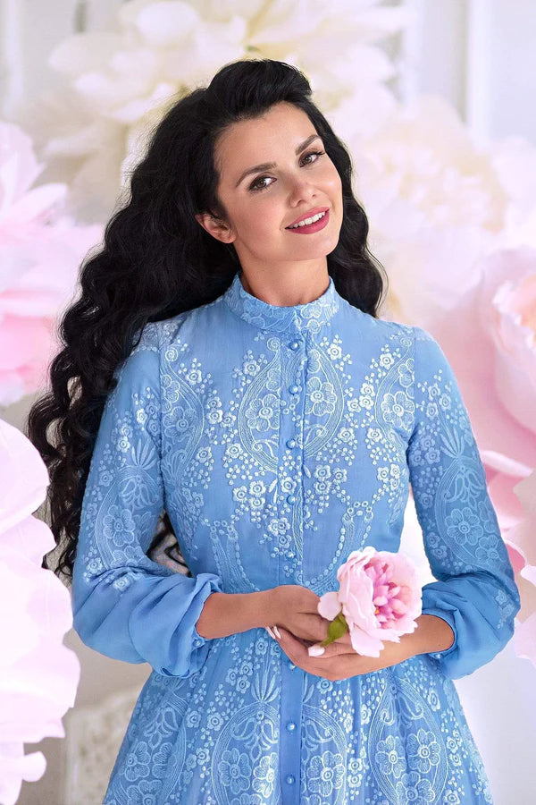 Vestido modesto azul de manga larga con cuello alto y estampado floral bordado 