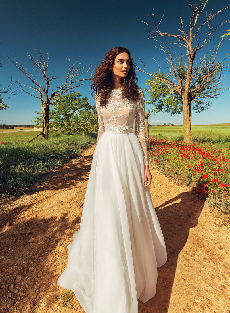 Vestido de novia de corte A con cuello alto y manga larga