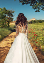 Vestido de novia de corte A con cuello alto y manga larga